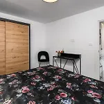 1 Bedroom Beautiful In Holiday home *